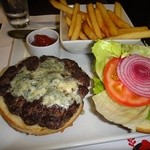 タイヨー ステーキ ハウス - ブルーチーズバーガー　9ドル　山盛りフライ、、
