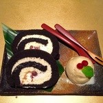 海老酔 - 炭ロールケーキ 中々美味しい