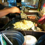 ズーサン - 狭い車内で器用に炒めてます