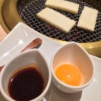 焼肉 銀座コバウ 特別室 - パンと肉を炙り卵黄とタレをかけて頂きます