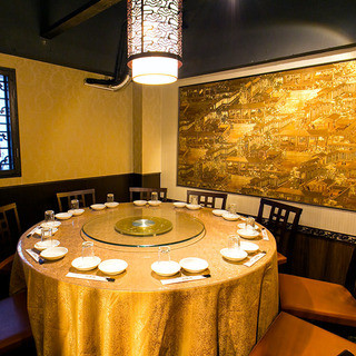 When you think of Chinese food, you think of the round table.