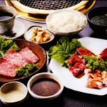 Yakinikutei Katsura - お好きなお肉が選べるランチ（ライスおかわり自由！）
      肉3種・小鉢・キムチ・スープ・ライス・ドリンク。ボリューム◎
      1200円
