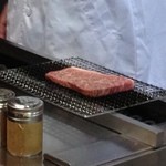 あんろ亭 - 次のお客のステーキだいいさしが入っている