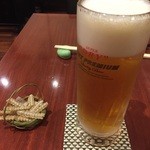 Ushou Yama Yaze Mbee - 生ビール600円と骨センベイ(お通し)