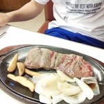 ジャッキー ステーキハウス - テンダーロインＭ　付け合わせはタマネギとフライドポテト