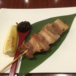 う匠 山家膳兵衛 - サイボクハム・ゴールデンポークの豚バラ肉塩焼き486円 (レモン、八丁味噌付)