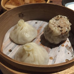 紅紅火火 - 小龍包と気まぐれ焼売　ホントは4個（\800＋外税）と2個（\400＋外税）のところを半分ずつ。値段も半分。