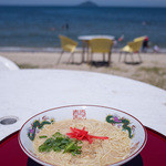 海の家 はしもと - 「ラーメン」（400円）。青い空と青い海を望みながらのラーメン・・・最高！