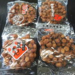 伊勢製菓 - 4種類。
ピーナツ入り播州太鼓が一番好きです。