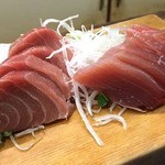 魚秀食堂 - 右は赤身、左は中トロ。
この中トロがﾔﾊﾞ━━━━(ﾟ∀ﾟ)━━━━ｲ!!!
めーっちゃとろりんこ!!