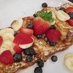 Sweet E's Café - フルーツトッピングのブルーベリークリームサンドフレンチトースト
