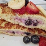 Sweet E's Café - フルーツトッピングのブルーベリークリームサンドフレンチトースト