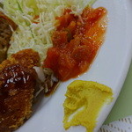 鯉とうなぎのまるます家 - メンチの傍らにはサルサソース