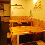 串ゆう - 小上がりの掘り炬燵席もございます。足を下ろしてゆったりとおくつろぎ下さい。