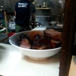 荒野のラーメン - フライパン内の野菜を手で混ぜるワイルド感