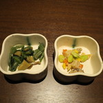 Zenseki Koshitsu Izakaya Shinobuya - お通しの山菜漬けと、枝豆、タケノコ、ニンジン、コーン、椎茸の胡麻和え
