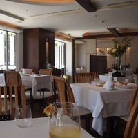レストラン・ジョルジュマルソー - 店内は素敵な器でウェルカムムード　女性の(年配）方々が多かった