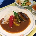 レストラン レジーナ - 日替りのＡランチ：夏野菜カレーと小海老のシーザーサラダ