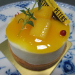 ピータース カルイザワ - マンゴーとチーズのタルト　421円