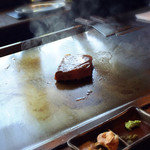鉄板焼ステーキ 一ッ葉ミヤチク - H27.7
      お肉焼いてます