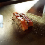 鉄板焼ステーキ 一ッ葉ミヤチク - H27.7
      お肉焼いてます