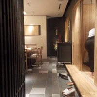 鳥雅 - 玄関からの眺め。右側が小上がり堀こたつテーブル、左側がカウンター、更に左にテーブル席。