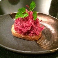 焼肉ステーキ あつし - 特製コンビーフのバゲット乗せ