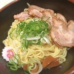 油そば専門店 ぶらぶら - 本日の晩ごはん( ´ ▽ ` )ﾉ

ぶらぶらの塩油そば チャーシュートッピング☆

視察を兼ねて同僚とふたりで久々の来店☆入ってすぐ男性店員の対応と態度の悪さにカナリ不愉快な思いをしたまま、初対面の塩油そばを食す…イラつきからかダメ出しばかり目立つ！盛り付けから麺のコンディション…改善点をカナリ発見(；´Д`A