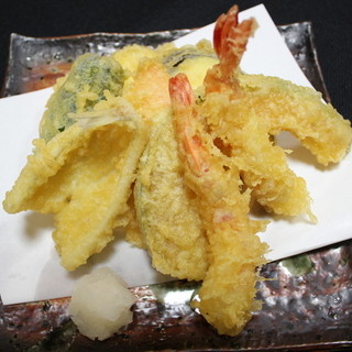 ランチでは定食で自慢の料理をお楽しみいただけます♪