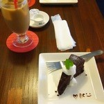 バイゲツカフェ - アイスコーヒーとチョコレートケーキ(ハーフ)