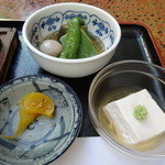 伝兵衛 - 小鉢、胡麻豆腐、お漬け物