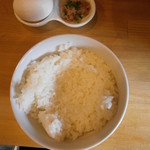 麺屋 極鶏 - これがセットの卵かけご飯です。刻みチャーシューも付いてます。