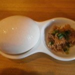 麺屋 極鶏 - 卵かけごはんセットの卵と刻みチャーシューです