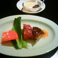 赤坂璃宮 銀座店 - 前菜（鵞鳥の窯焼き、叉焼、小松菜、紅心大根）