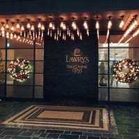 ロウリーズ・ザ・プライムリブ 恵比寿ガーデンプレイス店 - クリスマス仕様の高級感溢れる入口