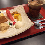 Machiya Kafe Ando Kakuuchi Sakaba Masudaya - シフォンケーキ、わらびもち、アイス、季節のフルーツの盛り合わせ