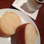 トラットリア ロマーノ - お代わり自由の自家製パン