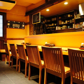 Great location near the station! Enjoy a drink alone or a date at a Japanese restaurant that is a hideaway for adults.