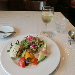 レザン - 前菜とグラスの白ワイン540円。