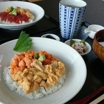 tokuya - 手前  生ウニ丼(赤・白)  3,400円   
                      奥側  ウニ・イクラ丼     2,200円