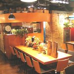 イタリアンカジュアルダイニング何駄感駄 - 入口にタプロースウィスキーの樽がお出迎えします