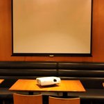 イタリアンカジュアルダイニング何駄感駄 - 貸し切りの時はスクリーン、プロジェクターを無料貸し出しします