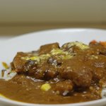 レストラン ジュネ - ハンバーグにカレーがかけられています。