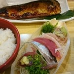 Tsukiji Shokudou Genchan Shinagawa Shizun Terasu Ten - サバの味噌漬け焼きと刺身定食