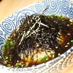 Lots of mozuku seaweed with tea sauce