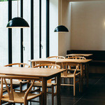 伊藤軒 - 窓が大きく開放的なカフェ