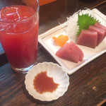 地球屋にんげん亭 - マグロ刺し ¥300
      トマト割 ¥300