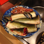 うを徳 - 木曽川産の天然鰻。まだ生きている程の凄い生命力。