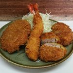 とんかつ美よし - 常連メニュー 美よし特製ボリューム定食 1100円。美よし特製定食の魚フライをメンチカツに変更したボリューミーな定食。（注文時は美よし特製定食の魚フライをメンチカツに変更して下さいと申し出ましょう。）