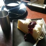 スイーツカフェ＆バー LOUNGE - これが上高地店の定番レアチーズケーキ。コーヒーとセットで1400円。